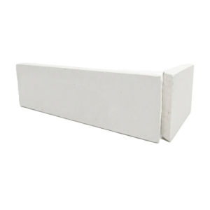 Angles BRIQUE CHROMATIK white posés sur un angle de mur avec parement en briques assorti.