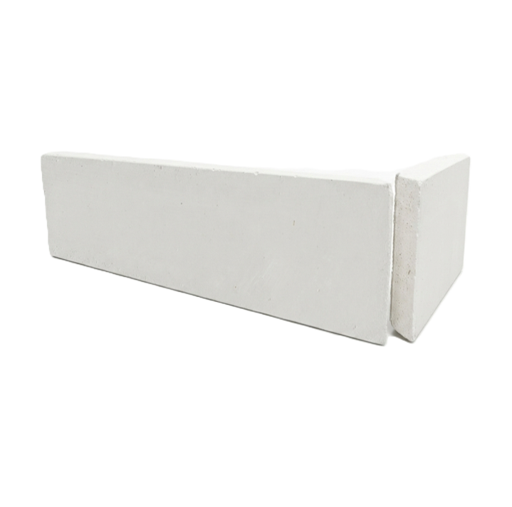 Angles BRIQUE CHROMATIK white posés sur un angle de mur avec parement en briques assorti.