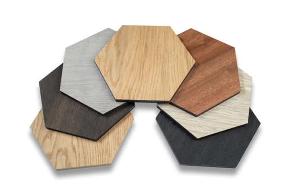 Échantillon Panneau Hexagone Sapelli sur feutre noir