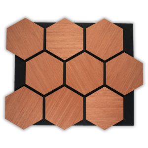 Panneaux acoustiques hexagonaux en acajou sur feutre noir pour isolation phonique et décoration murale design.