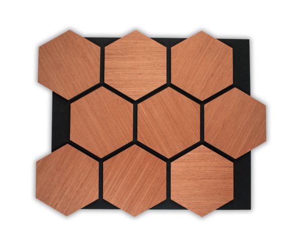Panneaux acoustiques hexagonaux en acajou sur feutre noir pour isolation phonique et décoration murale design.