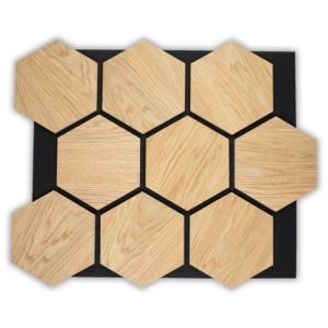 Panneaux acoustiques hexagonaux en chêne sur feutre noir pour isolation phonique et décoration murale design.