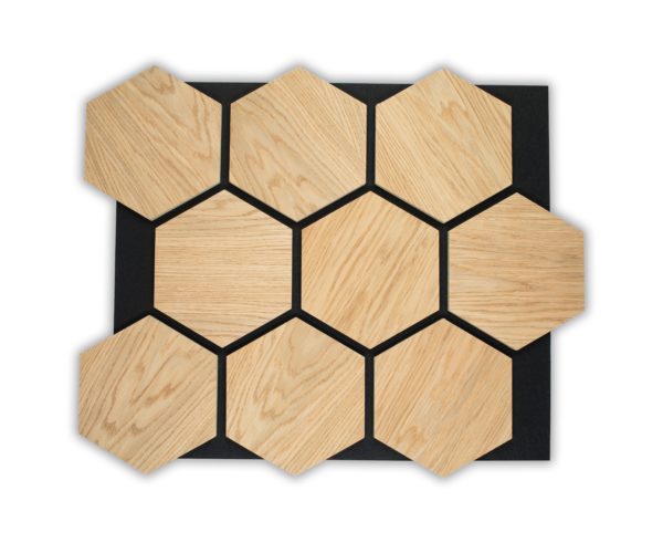 Panneaux acoustiques hexagonaux en chêne sur feutre noir pour isolation phonique et décoration murale design.