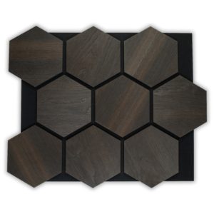 Panneaux acoustiques hexagonaux en chêne fumé sur feutre noir pour isolation phonique et décoration murale design