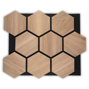 Panneaux acoustiques hexagonaux en noyer sur feutre noir pour traitement acoustique et décoration murale élégante.