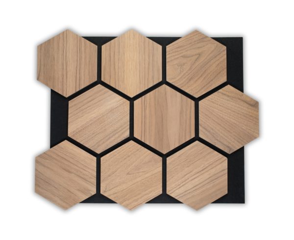 Panneaux acoustiques hexagonaux en noyer sur feutre noir pour traitement acoustique et décoration murale élégante.