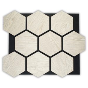 Panneaux acoustiques hexagonaux en chêne de Sibérie sur feutre noir pour isolation phonique et décoration murale design.