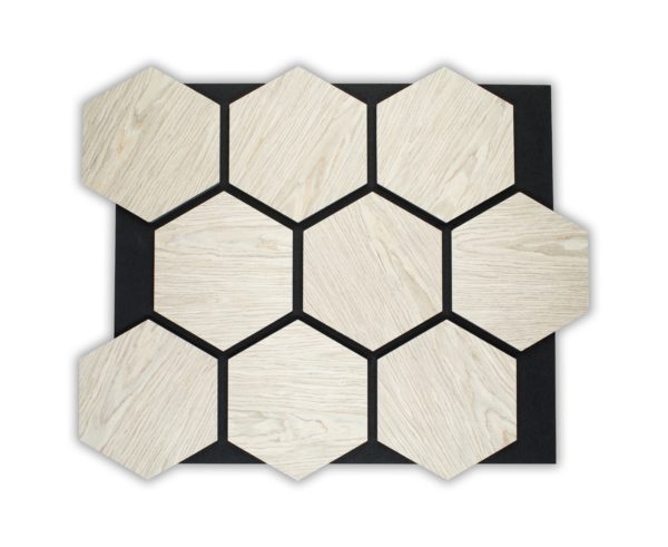 Panneaux acoustiques hexagonaux en chêne de Sibérie sur feutre noir pour isolation phonique et décoration murale design.