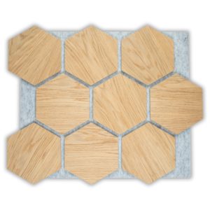 Panneaux acoustiques hexagonaux en chêne sur feutre gris pour isolation phonique et décoration murale design.