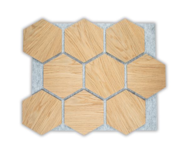 Panneaux acoustiques hexagonaux en chêne sur feutre gris pour isolation phonique et décoration murale design.
