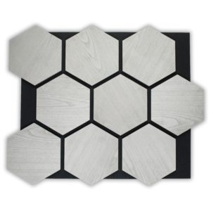 Panneaux acoustiques hexagonaux en frêne gris sur feutre noir pour isolation phonique et décoration murale design