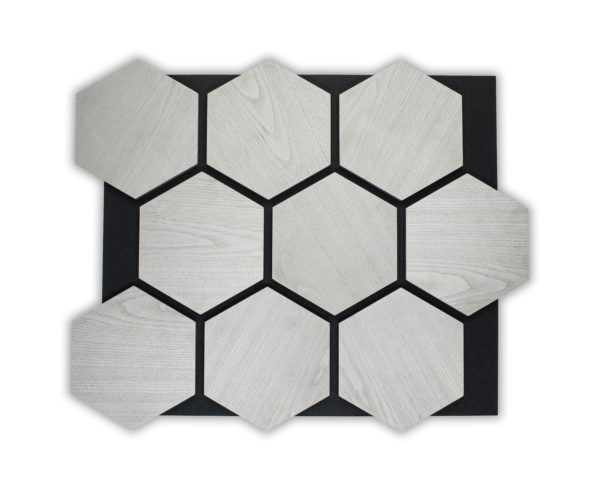 Panneaux acoustiques hexagonaux en frêne gris sur feutre noir pour isolation phonique et décoration murale design