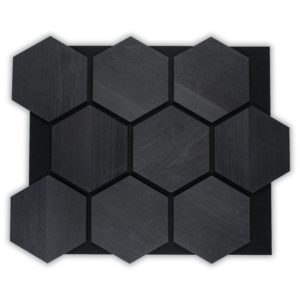 Panneaux acoustiques hexagonaux en frêne noir sur feutre noir pour isolation phonique et décoration murale design.