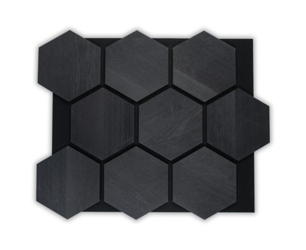 Panneaux acoustiques hexagonaux en frêne noir sur feutre noir pour isolation phonique et décoration murale design.
