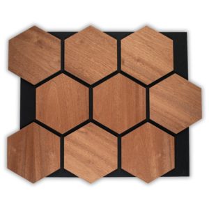 Panneaux acoustiques hexagonaux en sapelli sur feutre noir pour isolation phonique et décoration murale design.