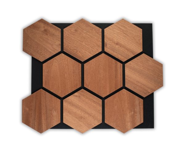 Panneaux acoustiques hexagonaux en sapelli sur feutre noir pour isolation phonique et décoration murale design.