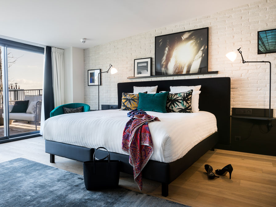Chambre moderne avec mur en briques blanches et INSPIRATIONS DÉCORATIONS PAREMENTS ORSOL, offrant une ambiance élégante et chaleureuse.
